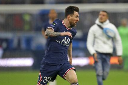 pemain-bola-yang-dikejar-fans-masuk-ke-lapangan