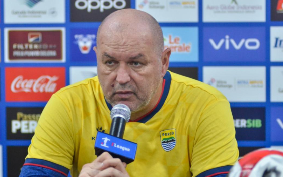 bojan-hodak-kesal-dengan-wasit-saat-lawan-persik