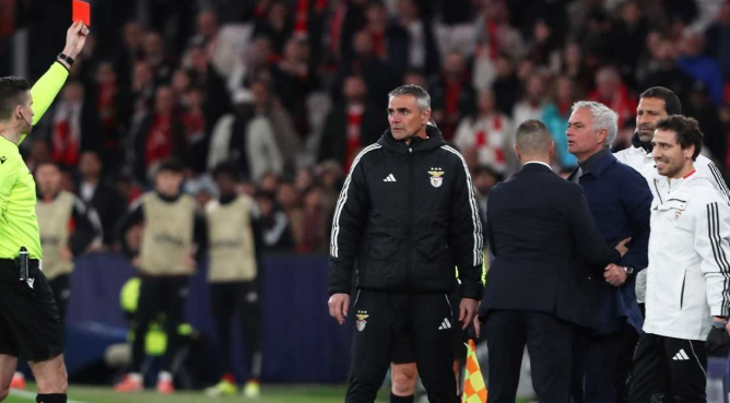 Jose Mourinho Dapati Kartu Merah di Laga Benfica vs Madrid